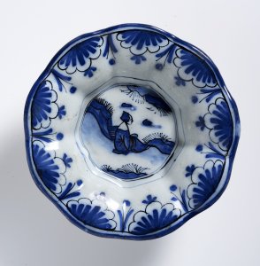 A GROUP OF TWO CHINOISERIE FAÏENCE PLATES