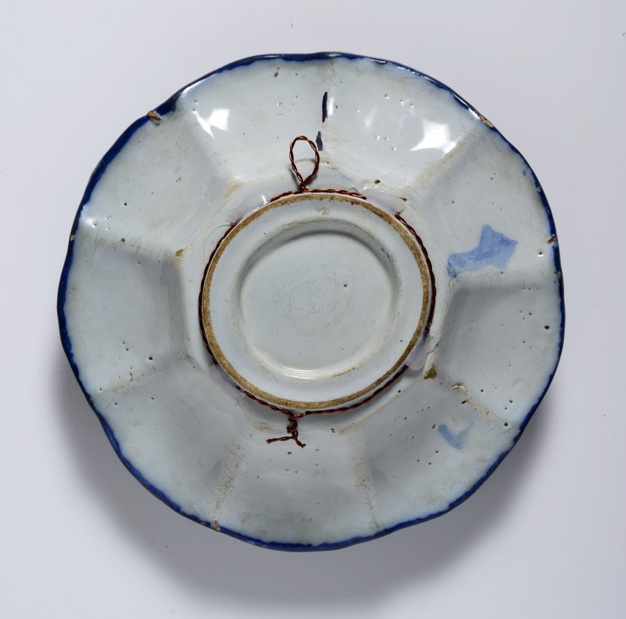 A GROUP OF TWO CHINOISERIE FAÏENCE PLATES