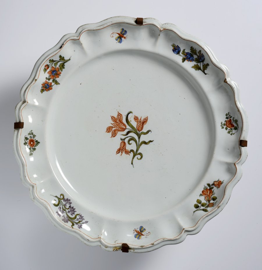 A MAJOLICA BOWL WITH FLORAL DECORATION