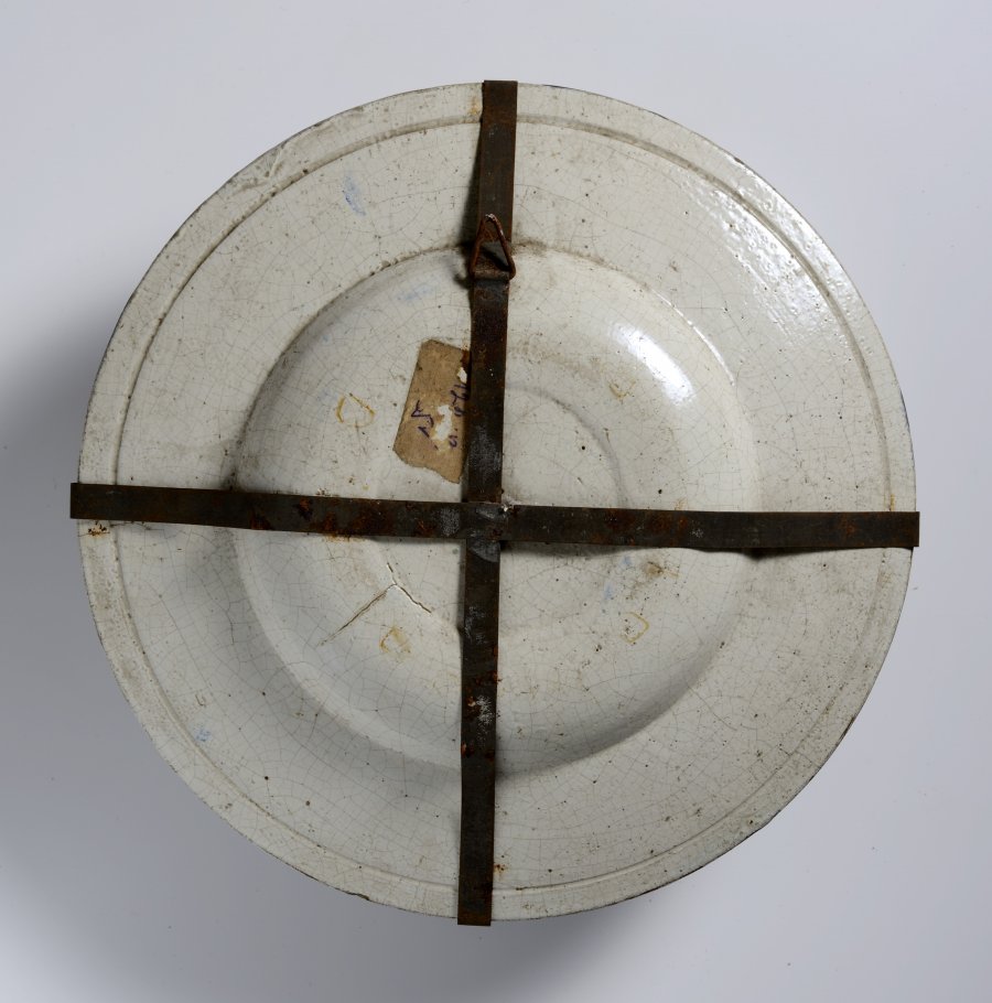 A FAÏENCE PLATE WITH A COAT-OF-ARMS 