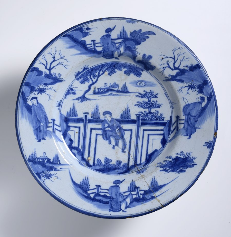 A GROUP OF TWO CHINOISERIE FAÏENCE PLATES