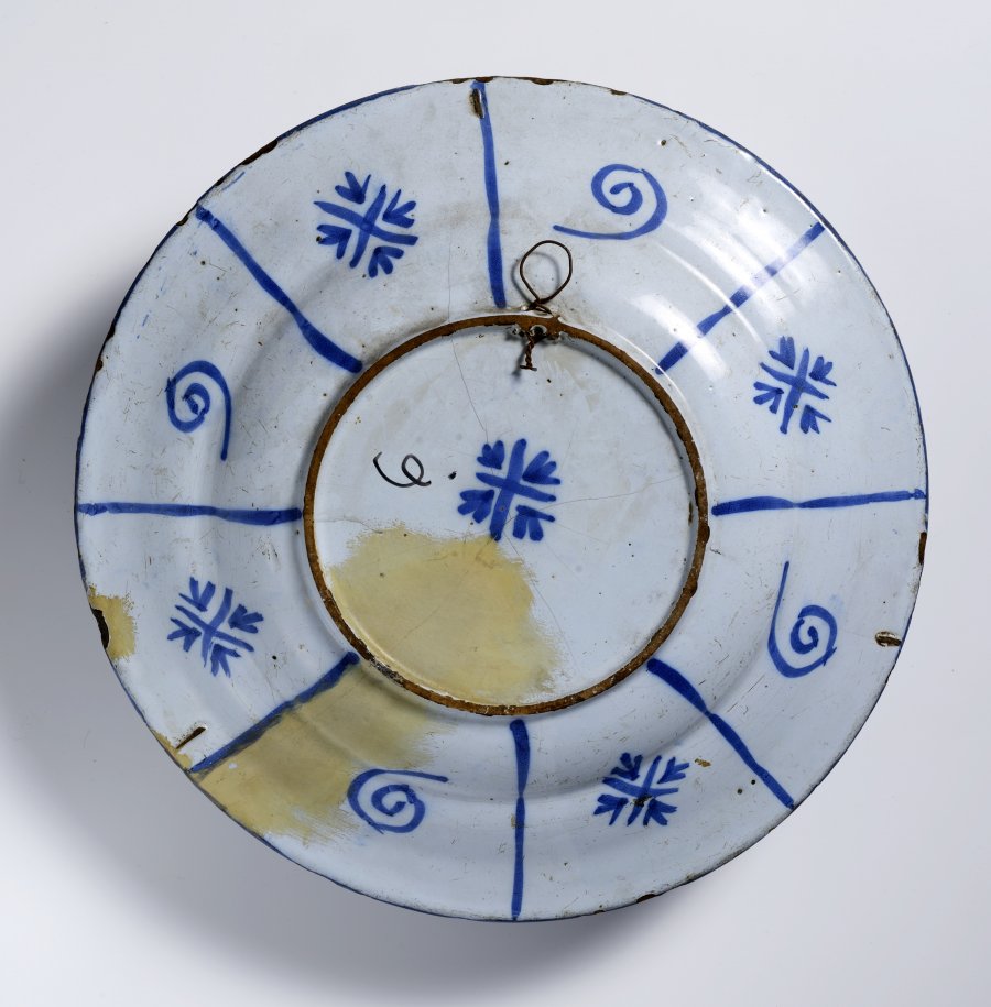 A GROUP OF TWO CHINOISERIE FAÏENCE PLATES