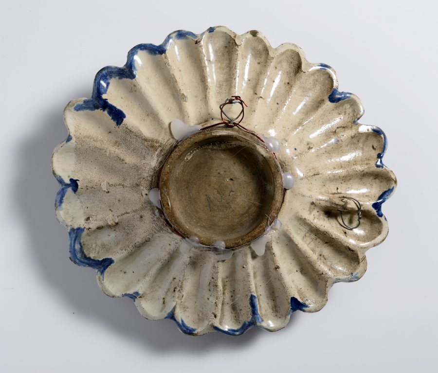 A BOWL AND PLATE SET