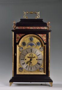 A CLASSICIST TABLE CLOCK