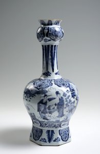 A FAÏENCE VASE WITH CHINOISERIE 