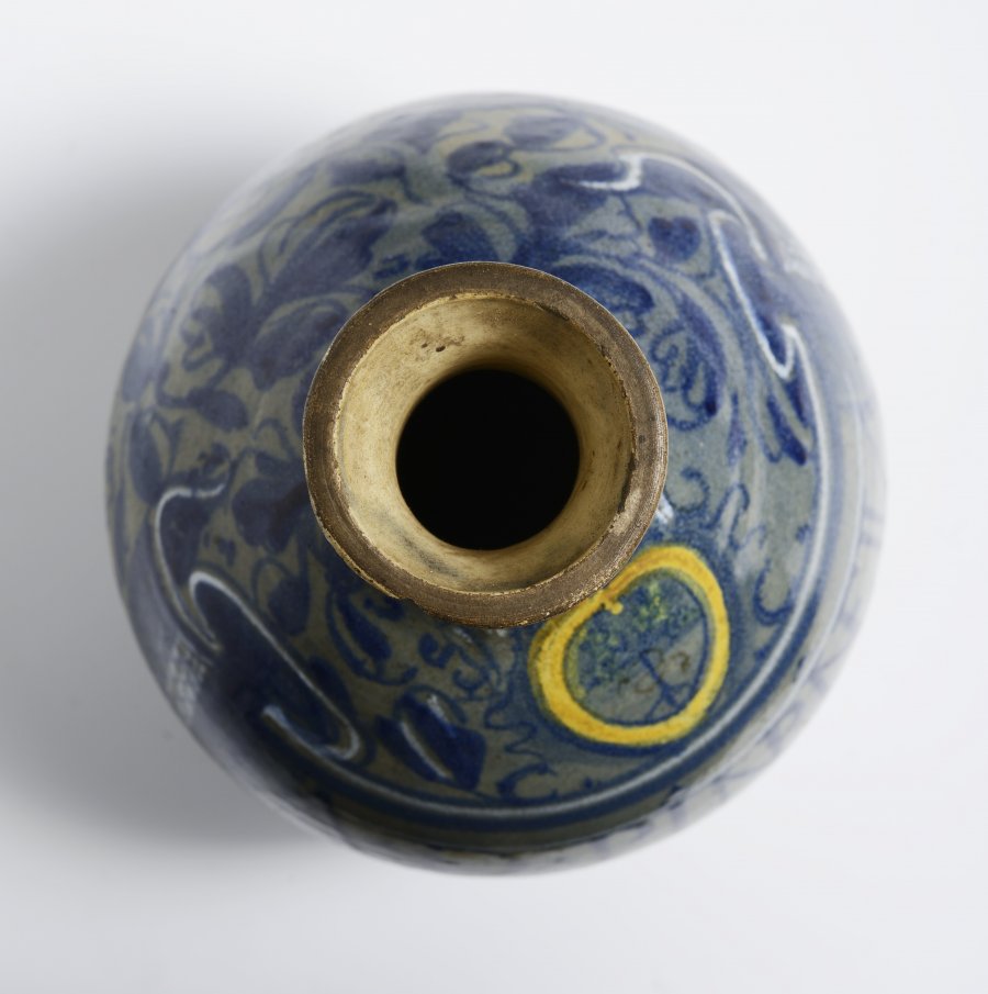 A MAJOLICA APOTHECARY JAR WITH A HERALDRY MOTIF