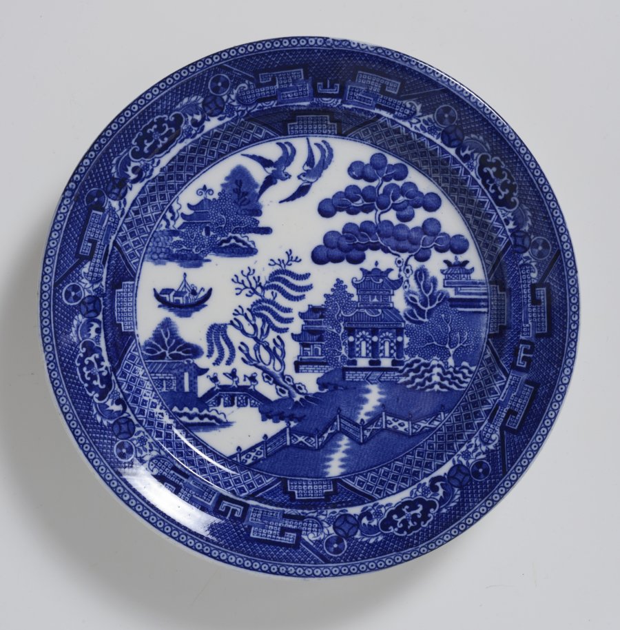 A DEVON WARE CHINOISERIE DINNERWARE SET