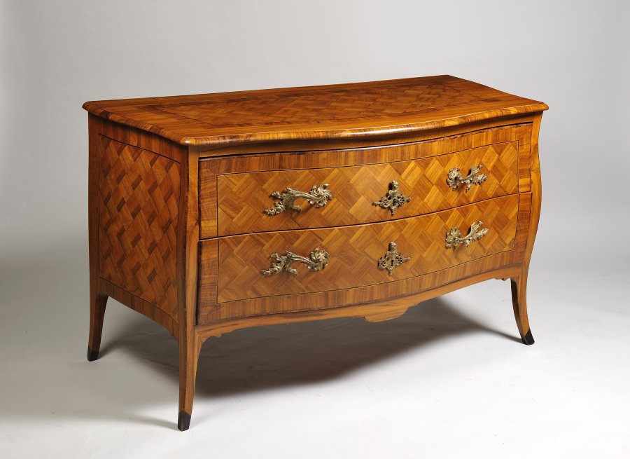 A PAIR OF BAROQUE WALNUT COMMODES