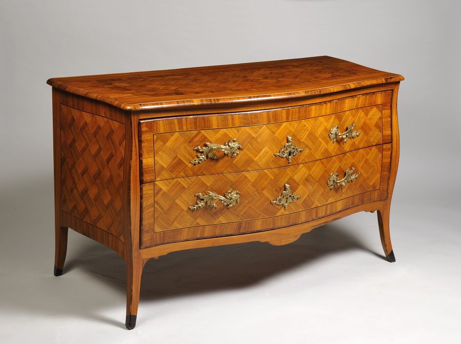 A PAIR OF BAROQUE WALNUT COMMODES