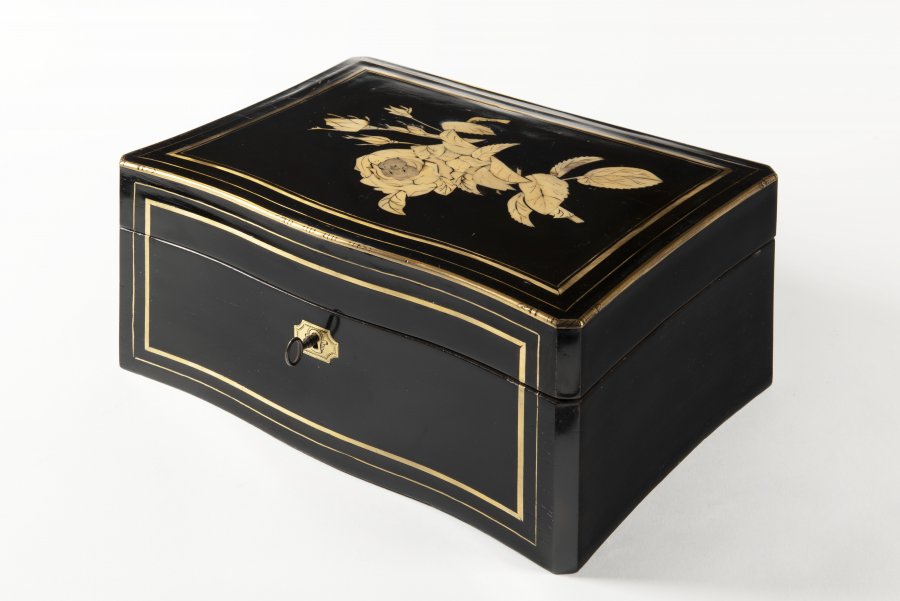 MARQUETRY BOX WITH FLOWER DECORATION