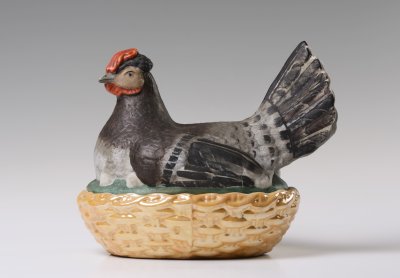 A PAINTED PORCELAIN HEN BOX 