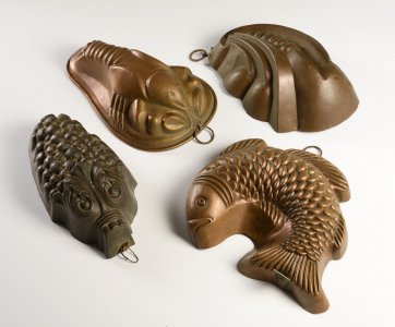 A GROUP OF FOUR COPPER CAKE PANS - FISH, CRAYFISH, STYLIZED FLOWER, GRAPES