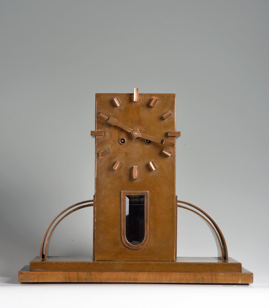 AN ART DECO TABLE CLOCK