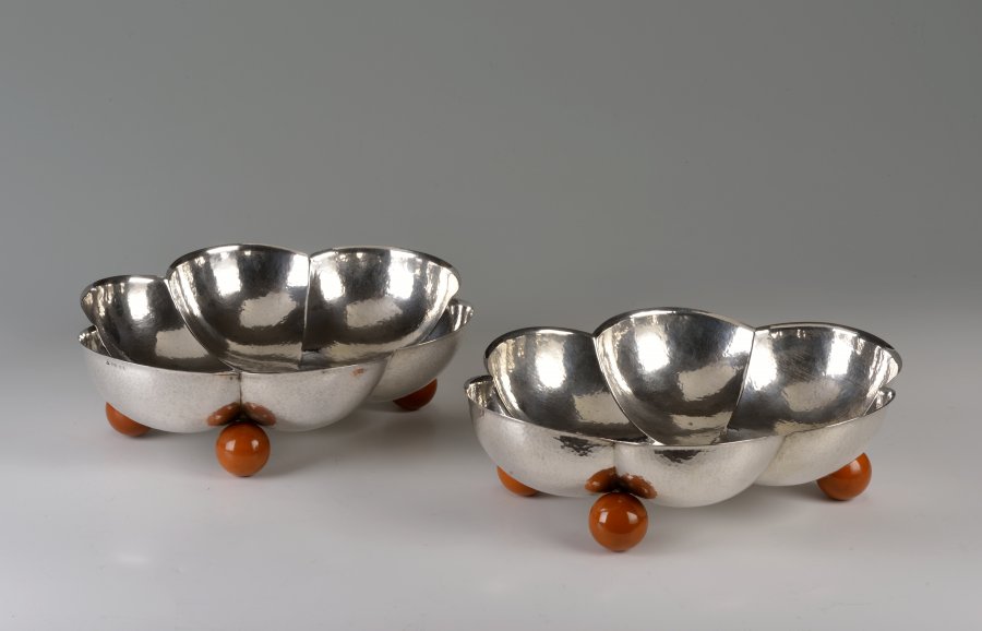 A PAIR OF SILVER BOWLS