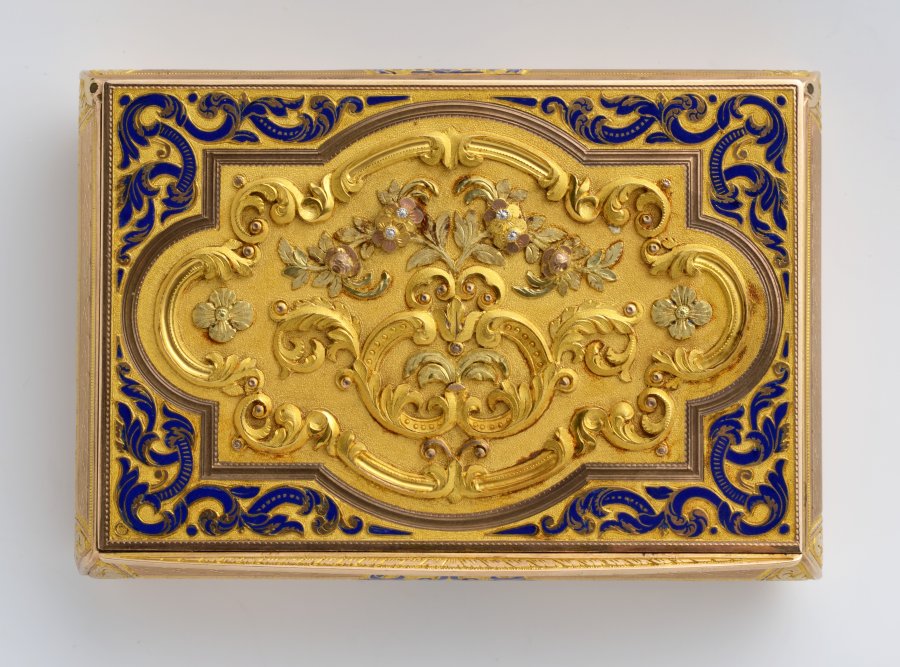 A TOBACCO BOX