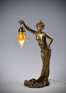 Figurale Tischlampe mit Frauenakt und Glasschirm