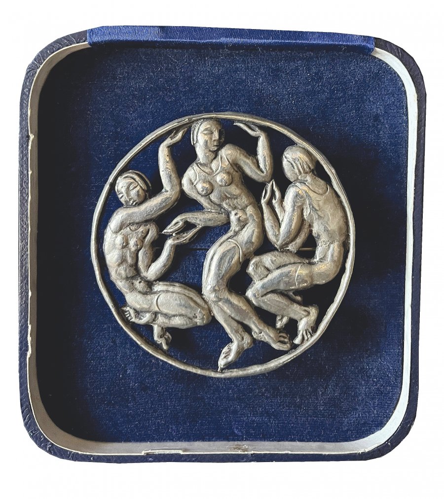 BROOCH WITH DANCING GIRLS