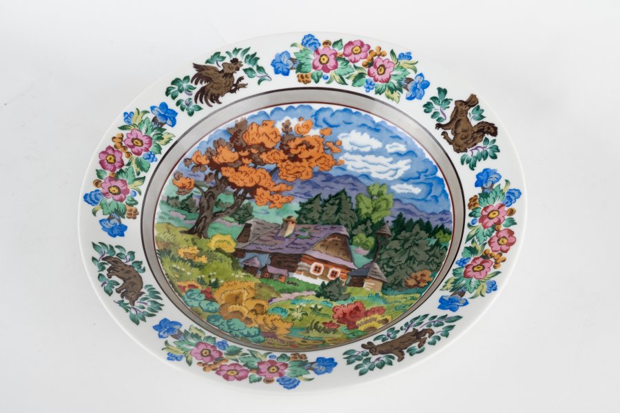 PLATE WITH COUNTRYSIDE MOTIFS